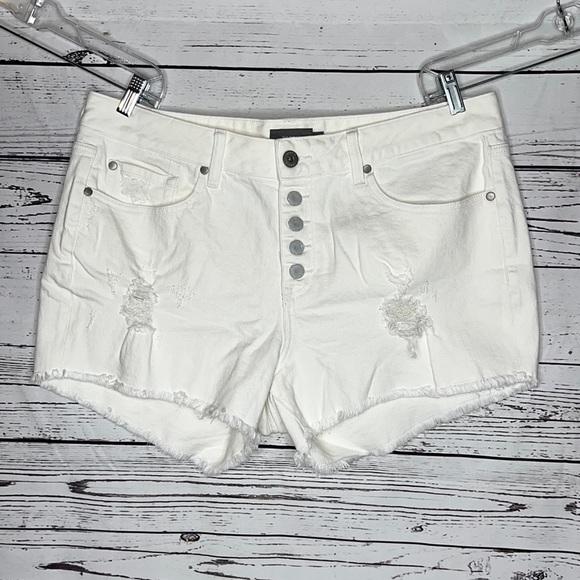 Torrid NWOT Size 16 Optic White Button Fly Raw Hem Distressed Denim Shorts - Picture 1 of 4